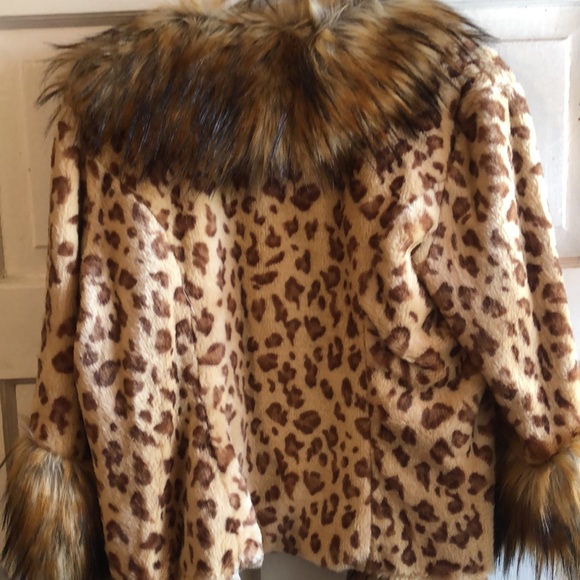 Step In Style. Leopard print jacket - Picture 4 of 4